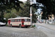 Приехал в Алушту. В Крыму, как и в Черновцах, по дорогам колесят старые троллейбусы Skoda 9Tr. Произведение искусства. Дата начала производства - 1961 ...