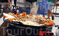 Шведы тоже толерантны. На праздник еду готовят выходцы из Ливана