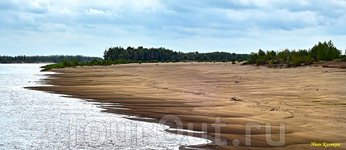 Перья песчаных кос — привычные для Ахтубы очертания берегов. Словно гребешком они причесывают «белохолмистые» воды.