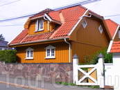 Типичная северная архитектура частных домов с небольшими окнами.