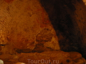 Саркофак Св.Николая.
На стене штукатурка отвалилась в виде силуэта его головы... Очень удивительное место (храм Св. Николая)