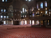 Пол Голубой мечети устилают великолепные ковры, преимущественно красных и вишнёвых тонов. Но главные, доминирующие цвета мечети — голубой и синий. Эти ...
