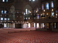 Пол Голубой мечети устилают великолепные ковры, преимущественно красных и вишнёвых тонов. Но главные, доминирующие цвета мечети — голубой и синий. Эти цвета преобладают в тысячах изразцов, украшающих 