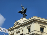 А вот эта фотография потребовала проведения целого расследования. Разбирая фото, я заметила вот эту фигуру на крыше здания отеля Gran Meliá Fenix и вспомнила ...