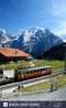 Железнодорожная станция Винтерггг на железной дороге Груцчальп до Муррен с горой Юнграу позади, Бернское Оберланд, Швейцария. (Фото не мое.)