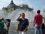 Пора на выход!площадь  Карлсплац,фонтан в честь композитора Рихарда Штрауса,жившего в Мюнхене.