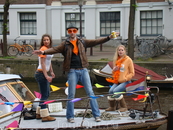 Голландцы очень любят отмечать этот праздник на воде. На баржах, маленьких или больших корабликах устанавливается диджейский пульт, лодка набивается молодёжью ...