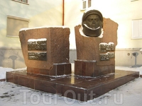 Памятник А.Г.Николаеву