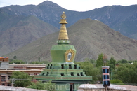 Победа буддизма над бон по символически выразилась в победе Гуру Ринпоче над многочисленными демонами Тибета. Это событие согласно легендам произошло недалеко ...
