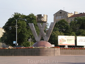 Памятный знак города Выборг на площади у железнодорожного вокзала