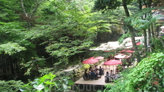 С июня по сентябрь , рестораны Kibune строят крытые платформы на реке , где посетители могут наслаждаться едой ,пока вода течет под ними. Известная как ...