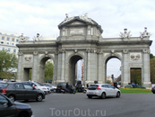 Puerta de Alcala являются одними из 5 бывших королевских ворот, открывавших доступ в город Мадрид. Расположены они сегодня в центре ротонды, построенной ...