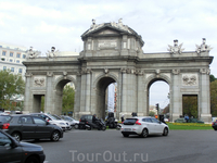 Puerta de Alcala являются одними из 5 бывших королевских ворот, открывавших доступ в город Мадрид. Расположены они сегодня в центре ротонды, построенной на площади Независимости, а возведены в 1778 г.