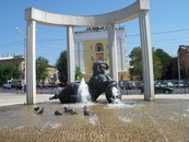 Погуляли по площади Ленина.Один из многочисленных фонтанов.
