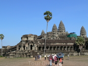 Ангкор ВатДо нашего времени Ангкор дошёл не совсем как город, а скорее как город-храм. Во времена Кхмерской империи жилые и общественные здания строились ...