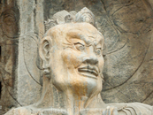 Вайрочану окружают бодхисаттвы и его обычные спутники: Кашьяпа, Ананда.