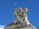 Ограду дворца по периметру украшают скульптуры, например, такие то ли пупсы, то ли амуры.