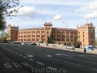 А вот это место,  Plaza de Toros de Las Ventas, называемое просто Ventas, знаменито конечно же этим сооружением - арена для корриды, построенная в 1929 году в стиле неомудехар. Красивейшее сооружение 