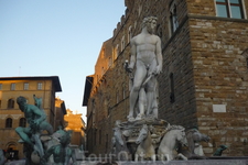   Скульптурная композиция  " Фонтан  Нептуна" создана  Бартоломео  Амманати к бракосочетанию в 1570 году  великого герцога Тосканы с 1574 года Франческо ...