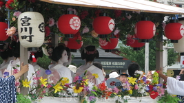 Парад цветочных зонтиков. Майко-сан (ученицы, будущие гейши)