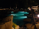 вид бассейна при отеле ночью