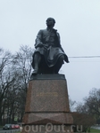 Памятник Ломоносову был открыт в 1986 году к 275-летию со дня рождения М. Ломоносова. Памятник расположен рядом с главным зданием Государственного университета, в котором Ломоносов прошел путь от студ