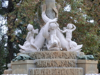 Галапагосский фонтан был сооружен под руководством Хосе де Мариатеги в честь рождения Изабеллы II. Трехъярусный ансамбль украшен фигурами дельфинов, черепах, лягушек и ангелов, из которых льются струи