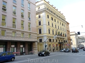 Наш отель Pace Helvezia, расположен в центре Рима, в районе Piazza Spagnia (Площадь Испании), рядом с Троянским и Римским Форумами, напротив площади Венеции ...