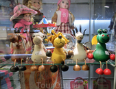 Центральные улицы Праги - рай для любителей покупать сувениры. Из Праги, например, можно привезти вот такие забавные деревянные игрушки.