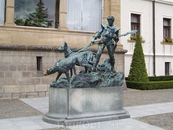 Во дворе замка Конопиште скульптура охотника с двумя собаками. Считается, что если одновременно погладить одну собаку по носу, а другую по языку, то будет ...