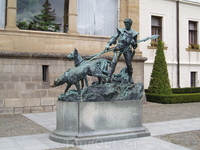 Во дворе замка Конопиште скульптура охотника с двумя собаками. Считается, что если одновременно погладить одну собаку по носу, а другую по языку, то будет в жизни счастье.