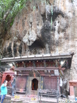     ШЕКХА НАРАЯН:



Живописный  храм  Шекха Нараян стоит на небольшой возвышенности
за  нависающей   скалой.   Расположенный   между   Чобхаром   и
Дакшинкали,  храм  является  одним  их  4-х подобны