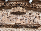 Автор всего этого резного великолепия Simón de Colonia. На фото - нижняя часть фасада церкви.
