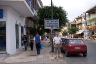 С этого перекрестка можно начать пешеходную прогулку - поднимитесь в гору и по дороге пройдите по греческим деревенькам.