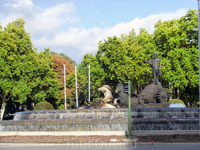 Фонтан Нептун, тот самый, из тройки фонтанов. Установлен на Plaza de Cánovas del Castillo. Был открыт в 1786 году. Если фонтан Сибелес - место празднования ...