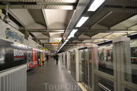 метро.Платформа
когда первый раз попадаешь в метро Парижа,то испытываешь шок.что то среднее между подвалом и бомбоубежищем.