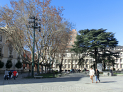 Площадь Сан Пабло очень большая. Если смотреть на собор, то слева от него - сквер с памятником королю Филиппу II.