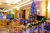 Новогоднеее украшение в "Маринс Парк Отеле" Холл отеля