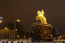 Одной из главных достопримечательностей Нового города является памятник Золотой Всадник, гордо стоящий на рыночной площади. Воздвигнут он был в честь Августа Сильного через три года после его кончины 
