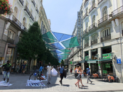 Еще одна улица с тентами Calle de Arenal, она ведет от Puerta del Sol к Королевской Опере.