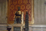 Ватикан.  Бронзовая  статуя  Святого  Петра.