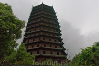 восьмиугольная Пагода Шести Гармоний (Люхэта) построена в 970 г. местным князем для защиты города от наводнений