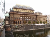 Здание Оперы в Праге