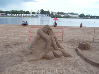 пляж у стен Кремля и песчаные фигуры пляж у стен Кремля и песчаные фигуры