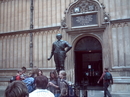 Памятник Вильяму Герберту, Третьему Герцогу Пеммбрукскому перед входом в библиотеку Болдли