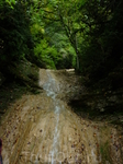 Водопадик в  Гуамском ущелье скатывающийся вниз под железной дорогой