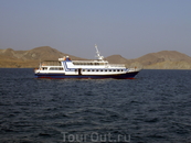 Теплоходная экскурсия к Кара-дагу. Экскурсионные судна курсируют вдоль берегов и в бухтах.