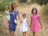С дочками гуляем по оливковой роще