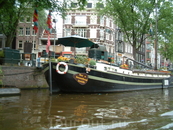 Несмотря на мрачную погоду  прогулка по каналам Амстердама впечатлила бы даже самого незаурядного человека. Особенно удивляли  дома-корабли на воде, по ...