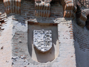 Стены башен хранят гербы его владельцев.  В 1453 году епископ Авила начал строительство замка-резиденции, котрое продолжалось более 20 лет и окончилось ...